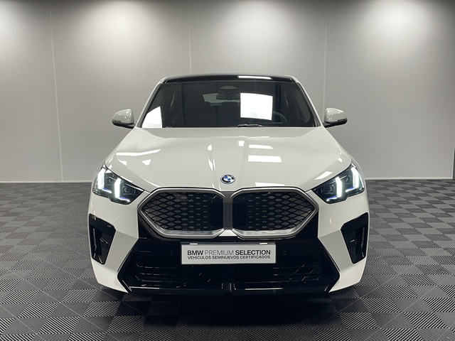 BMW iX2 xDrive30 color Blanco. Año 2025. 230KW(313CV). Eléctrico. En concesionario Maberauto de Castellón