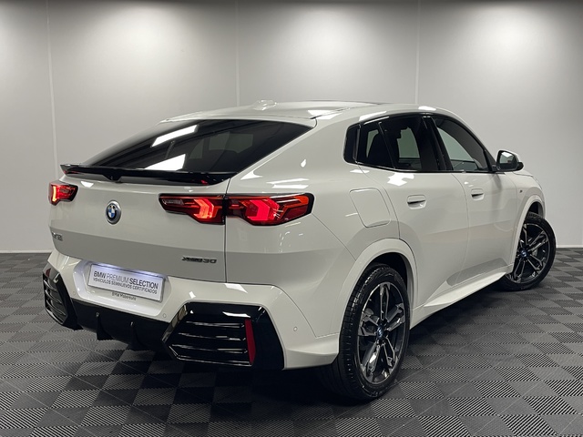BMW iX2 xDrive30 color Blanco. Año 2025. 230KW(313CV). Eléctrico. En concesionario Maberauto de Castellón