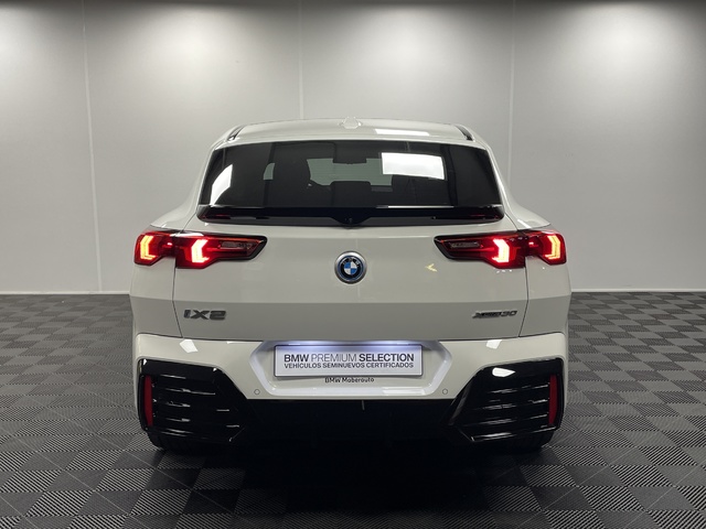 BMW iX2 xDrive30 color Blanco. Año 2025. 230KW(313CV). Eléctrico. En concesionario Maberauto de Castellón