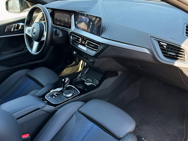 BMW Serie 1 118d color Negro. Año 2024. 110KW(150CV). Diésel. En concesionario CARTAGENA PREMIUM S.L. de Murcia