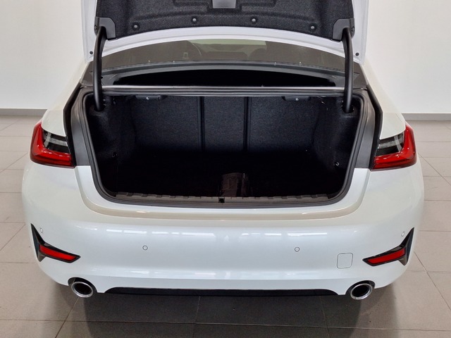 BMW Serie 3 320d color Blanco. Año 2022. 140KW(190CV). Diésel. En concesionario Tormes Motor de Salamanca