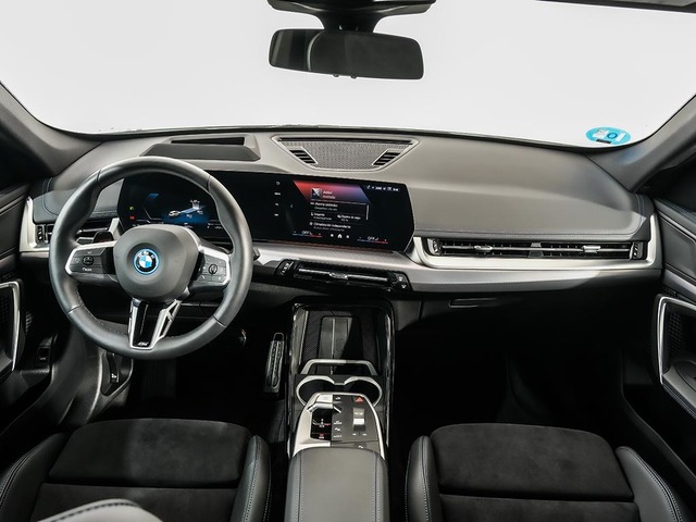 BMW iX1 eDrive20 color Blanco. Año 2024. 150KW(204CV). Eléctrico. En concesionario Oliva Motor Tarragona de Tarragona