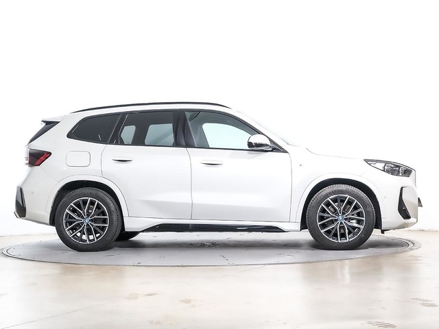 BMW iX1 eDrive20 color Blanco. Año 2024. 150KW(204CV). Eléctrico. En concesionario Oliva Motor Tarragona de Tarragona