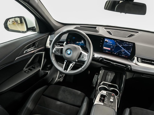 BMW iX1 eDrive20 color Blanco. Año 2024. 150KW(204CV). Eléctrico. En concesionario Oliva Motor Tarragona de Tarragona
