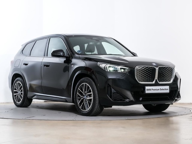 BMW iX1 eDrive20 color Negro. Año 2024. 150KW(204CV). Eléctrico. En concesionario Oliva Motor Tarragona de Tarragona