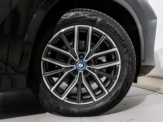 BMW iX1 eDrive20 color Negro. Año 2024. 150KW(204CV). Eléctrico. En concesionario Oliva Motor Tarragona de Tarragona
