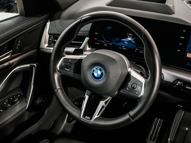BMW iX1 eDrive20 color Negro. Año 2024. 150KW(204CV). Eléctrico. En concesionario Oliva Motor Tarragona de Tarragona