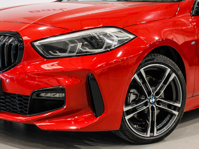 BMW Serie 1 118i color Rojo. Año 2024. 103KW(140CV). Gasolina. En concesionario Barcelona Premium -- GRAN VIA de Barcelona
