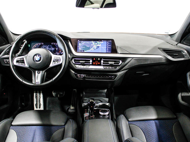 BMW Serie 1 118i color Rojo. Año 2024. 103KW(140CV). Gasolina. En concesionario Barcelona Premium -- GRAN VIA de Barcelona