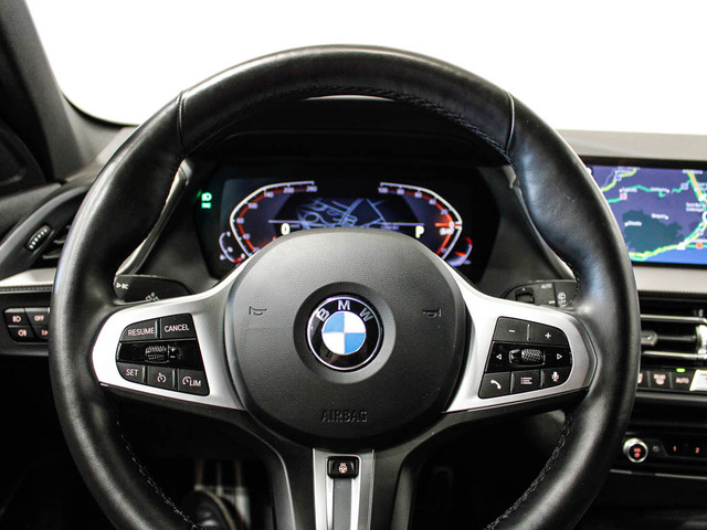 BMW Serie 1 118i color Rojo. Año 2024. 103KW(140CV). Gasolina. En concesionario Barcelona Premium -- GRAN VIA de Barcelona