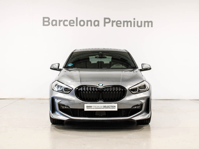 BMW Serie 1 118i color Gris. Año 2024. 103KW(140CV). Gasolina. En concesionario Barcelona Premium -- GRAN VIA de Barcelona