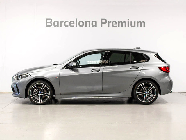 BMW Serie 1 118i color Gris. Año 2024. 103KW(140CV). Gasolina. En concesionario Barcelona Premium -- GRAN VIA de Barcelona