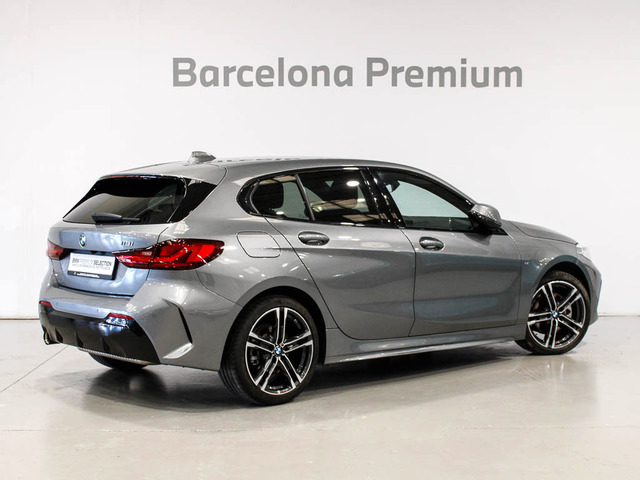 BMW Serie 1 118i color Gris. Año 2024. 103KW(140CV). Gasolina. En concesionario Barcelona Premium -- GRAN VIA de Barcelona