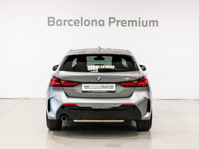 BMW Serie 1 118i color Gris. Año 2024. 103KW(140CV). Gasolina. En concesionario Barcelona Premium -- GRAN VIA de Barcelona