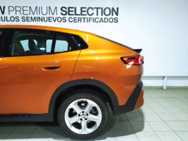 BMW X2 sDrive18d color Naranja. Año 2024. 110KW(150CV). Diésel. En concesionario Hispamovil Elche de Alicante