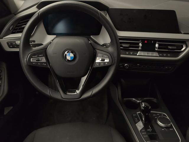 BMW Serie 1 118i color Azul. Año 2024. 103KW(140CV). Gasolina. En concesionario Automotor Premium Marbella - Málaga de Málaga