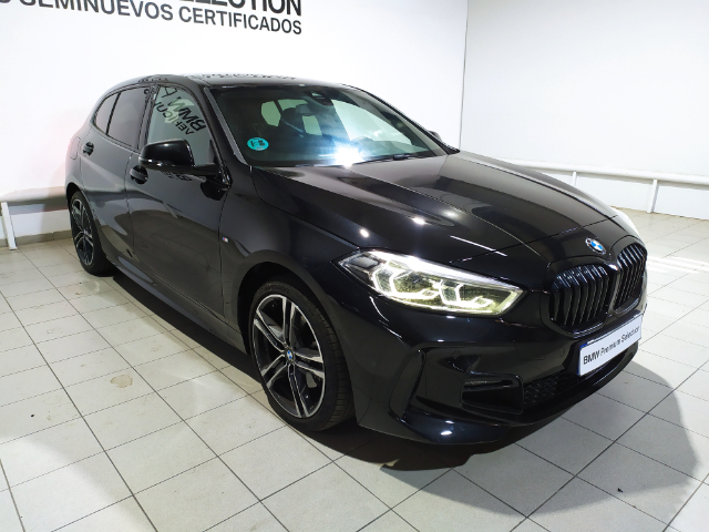 BMW Serie 1 118d color Negro. Año 2024. 110KW(150CV). Diésel. En concesionario Hispamovil Elche de Alicante