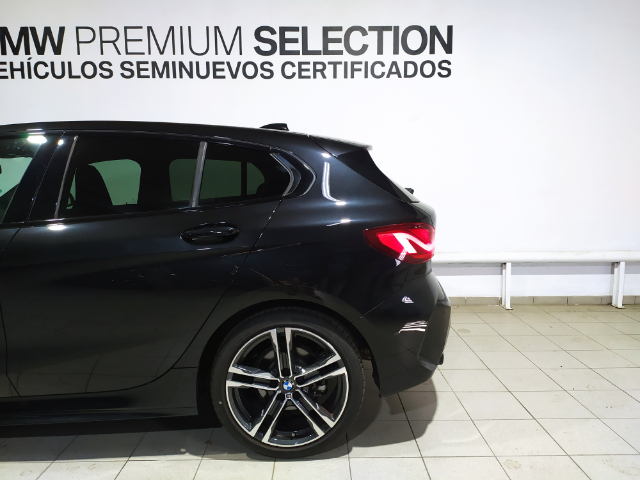BMW Serie 1 118d color Negro. Año 2024. 110KW(150CV). Diésel. En concesionario Hispamovil Elche de Alicante