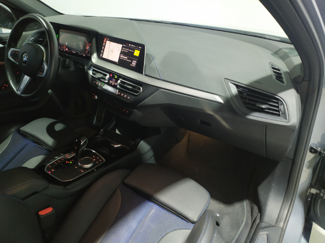 BMW Serie 1 118d color Gris. Año 2024. 110KW(150CV). Diésel. En concesionario Hispamovil Elche de Alicante