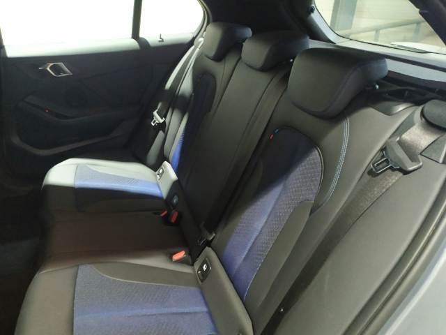 BMW Serie 1 118d color Gris. Año 2024. 110KW(150CV). Diésel. En concesionario Hispamovil Elche de Alicante
