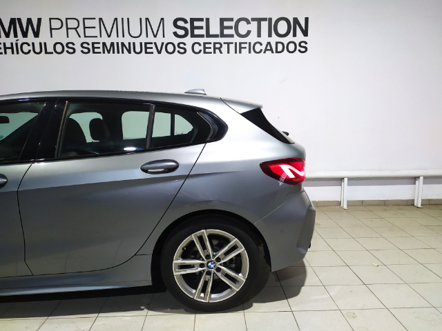 BMW Serie 1 118d color Gris. Año 2024. 110KW(150CV). Diésel. En concesionario Hispamovil Elche de Alicante