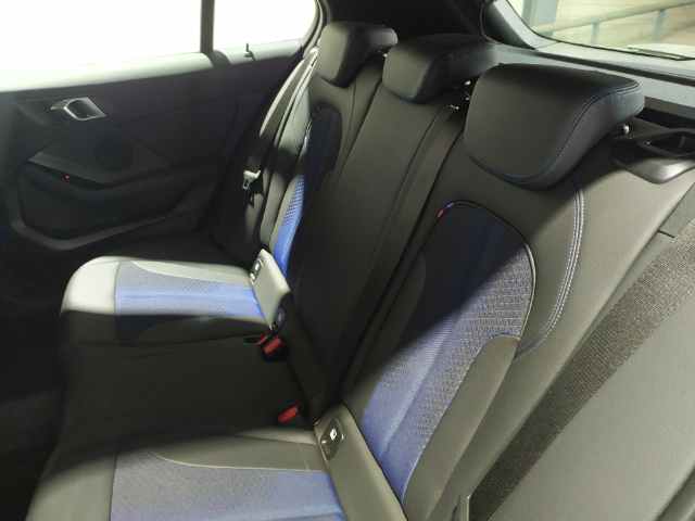 BMW Serie 1 118d color Azul. Año 2024. 110KW(150CV). Diésel. En concesionario Hispamovil Elche de Alicante