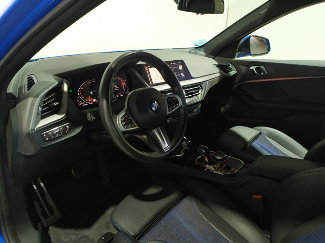 BMW Serie 1 118d color Azul. Año 2024. 110KW(150CV). Diésel. En concesionario Hispamovil Elche de Alicante