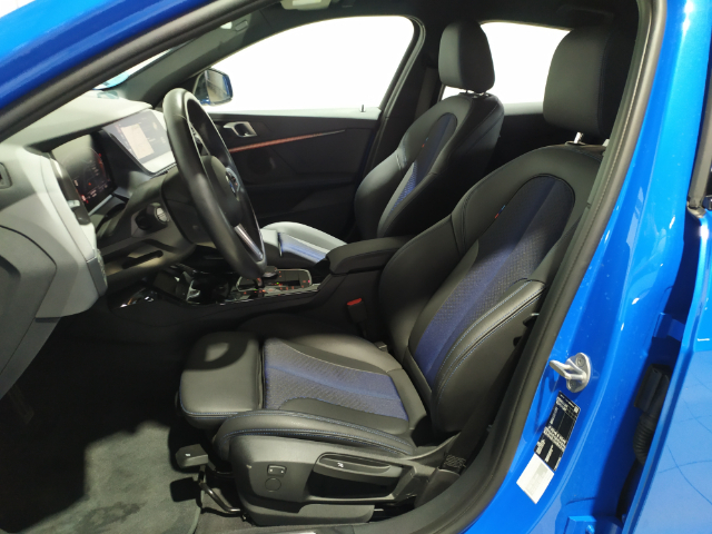 BMW Serie 1 118d color Azul. Año 2024. 110KW(150CV). Diésel. En concesionario Hispamovil Elche de Alicante