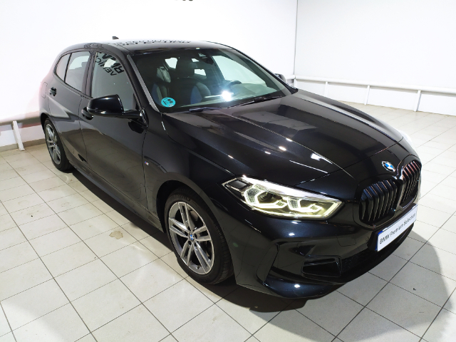 BMW Serie 1 118d color Negro. Año 2024. 110KW(150CV). Diésel. En concesionario Hispamovil Elche de Alicante