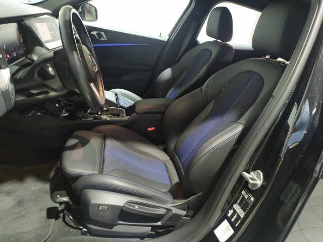 BMW Serie 1 118d color Negro. Año 2024. 110KW(150CV). Diésel. En concesionario Hispamovil Elche de Alicante