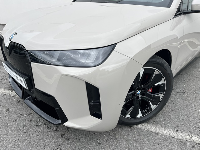 BMW iX xDrive45 color Gris. Año 2025. 300KW(408CV). Eléctrico. En concesionario Novomóvil Oleiros de Coruña