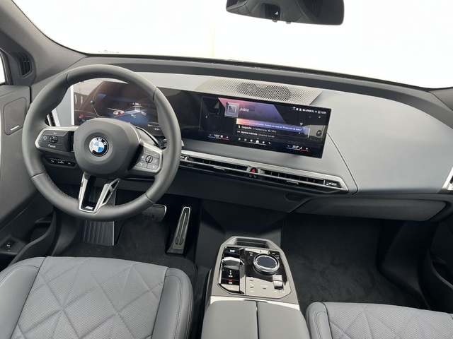 BMW iX xDrive45 color Gris. Año 2025. 300KW(408CV). Eléctrico. En concesionario Novomóvil Oleiros de Coruña
