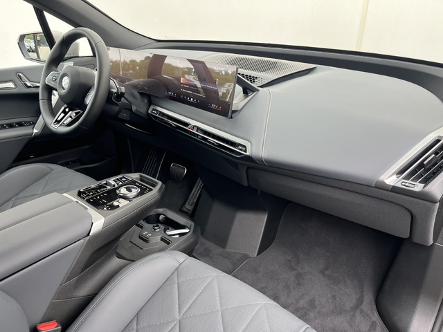 BMW iX xDrive45 color Gris. Año 2025. 300KW(408CV). Eléctrico. En concesionario Novomóvil Oleiros de Coruña