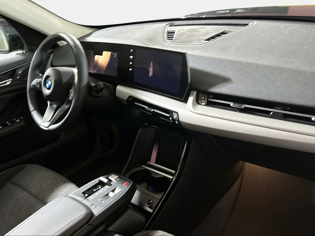 BMW X1 sDrive18i color Negro. Año 2025. 100KW(136CV). Gasolina. En concesionario San Pablo Motor | Su Eminencia de Sevilla