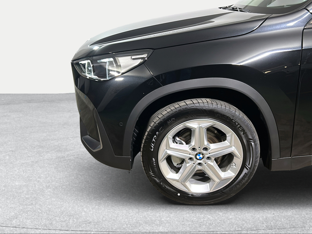 BMW X1 sDrive18i color Negro. Año 2025. 100KW(136CV). Gasolina. En concesionario San Pablo Motor | Su Eminencia de Sevilla