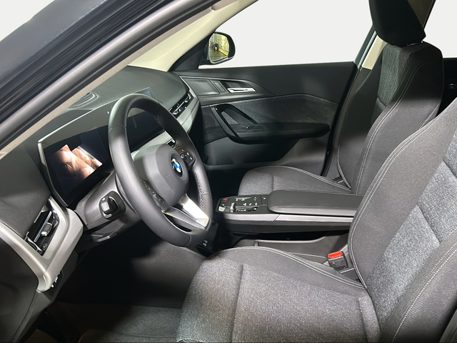 BMW X1 sDrive18i color Negro. Año 2025. 100KW(136CV). Gasolina. En concesionario San Pablo Motor | Su Eminencia de Sevilla