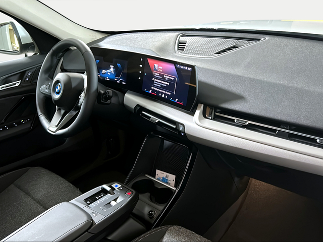 BMW iX1 xDrive30 color Blanco. Año 2025. 230KW(313CV). Eléctrico. En concesionario San Pablo Motor | Su Eminencia de Sevilla