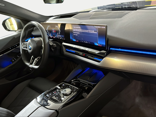 BMW Serie 5 520d Touring color Azul. Año 2025. 145KW(197CV). Diésel. En concesionario San Pablo Motor | Su Eminencia de Sevilla