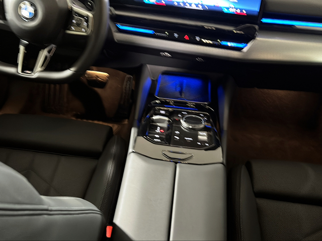 BMW Serie 5 520d Touring color Azul. Año 2025. 145KW(197CV). Diésel. En concesionario San Pablo Motor | Su Eminencia de Sevilla