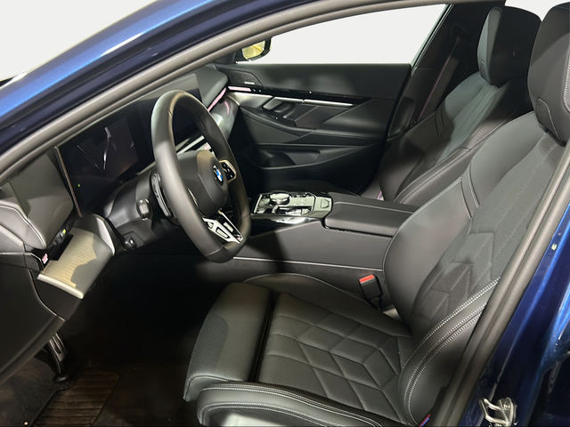 BMW Serie 5 520d Touring color Azul. Año 2025. 145KW(197CV). Diésel. En concesionario San Pablo Motor | Su Eminencia de Sevilla