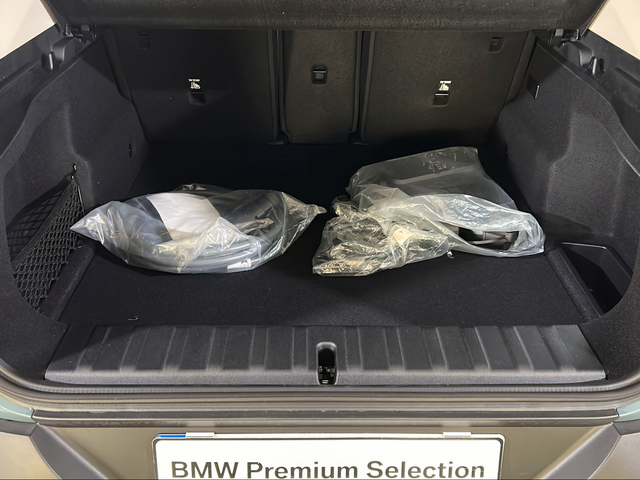BMW iX2 xDrive30 color Verde. Año 2025. 230KW(313CV). Eléctrico. En concesionario San Pablo Motor | Su Eminencia de Sevilla