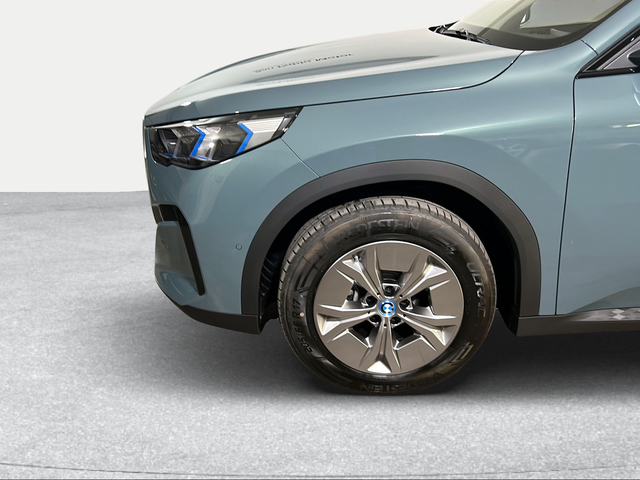 BMW iX2 xDrive30 color Verde. Año 2025. 230KW(313CV). Eléctrico. En concesionario San Pablo Motor | Su Eminencia de Sevilla