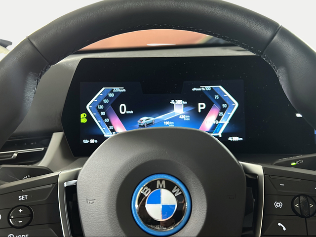 BMW iX2 xDrive30 color Verde. Año 2025. 230KW(313CV). Eléctrico. En concesionario San Pablo Motor | Su Eminencia de Sevilla