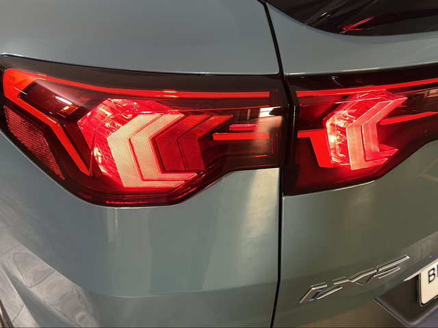 BMW iX2 xDrive30 color Verde. Año 2025. 230KW(313CV). Eléctrico. En concesionario San Pablo Motor | Su Eminencia de Sevilla