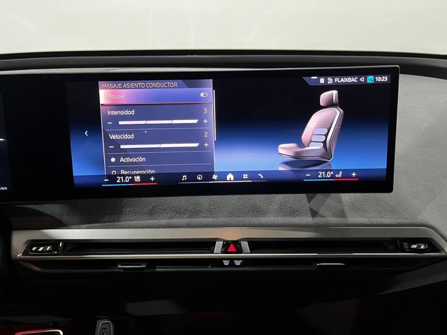BMW iX xDrive45 color Negro. Año 2025. 300KW(408CV). Eléctrico. En concesionario Unicars Ponent de Lleida