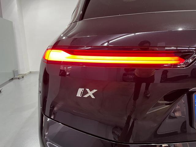 BMW iX xDrive45 color Negro. Año 2025. 300KW(408CV). Eléctrico. En concesionario Unicars Ponent de Lleida