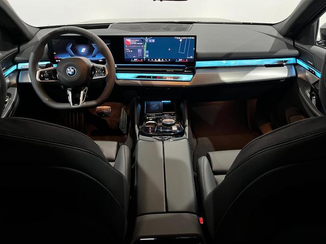 BMW i5 eDrive40 color Negro. Año 2025. 250KW(340CV). Eléctrico. En concesionario Unicars Ponent de Lleida