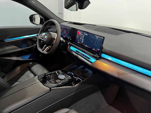 BMW i5 eDrive40 color Negro. Año 2025. 250KW(340CV). Eléctrico. En concesionario Unicars Ponent de Lleida