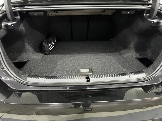 BMW i5 eDrive40 color Negro. Año 2025. 250KW(340CV). Eléctrico. En concesionario Unicars Ponent de Lleida
