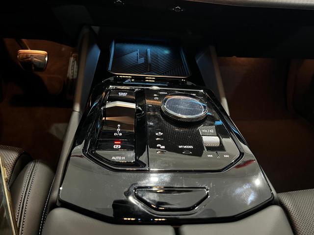 BMW i5 eDrive40 color Negro. Año 2025. 250KW(340CV). Eléctrico. En concesionario Unicars Ponent de Lleida